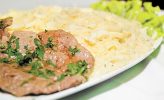 O Paillard e Pasta, do bar Picanha na Tábua, é feito com talharim especial, requeijão, queijo gorgonzola, noz-moscada e manjericão